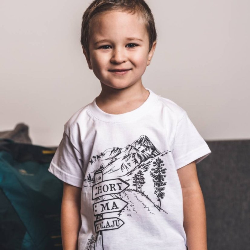 Detské tričko hory ma volajú ceduľka pri ceste