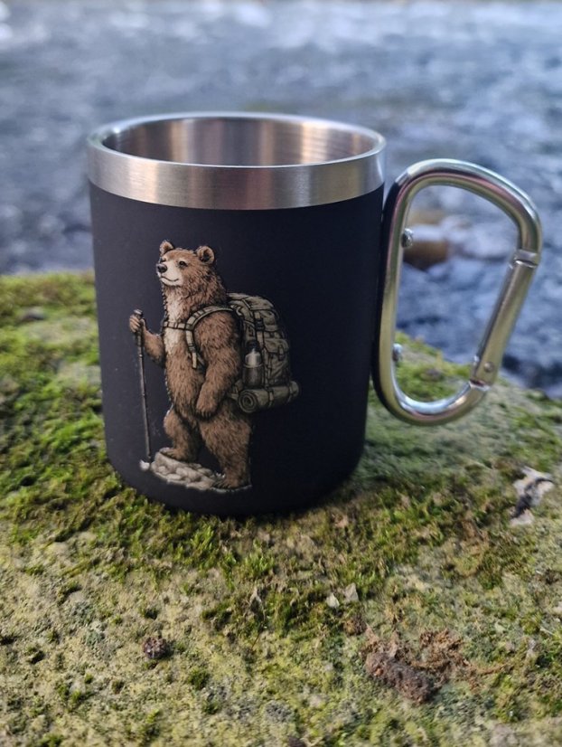 Hrnček s karabínou - Medveď turista
