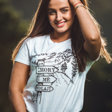 Dámské tričko Hory mě volají cedulka u cesty