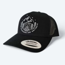 Šiltovka The mountains are waiting, čierna