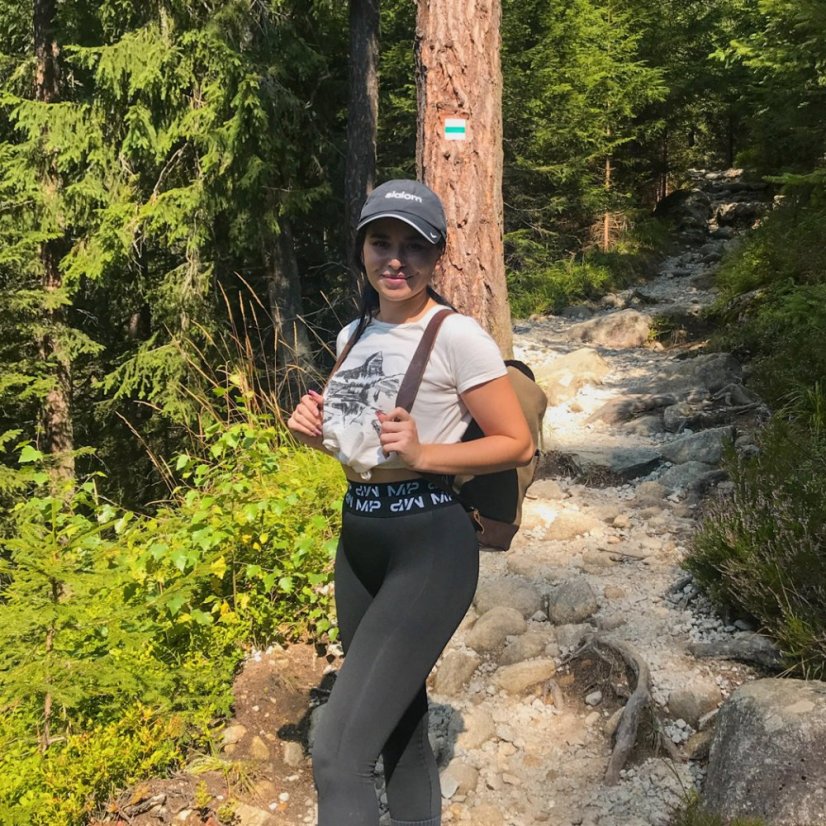 Dámske  tričko hora v pozadí