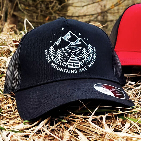 Šiltovka The mountains are waiting, čierna