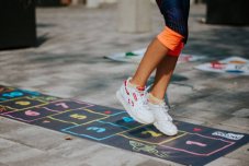 Animovaná hracia podložka – Hra Skákanie cez panáka 50×190 cm