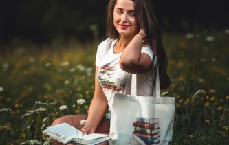 Trička s knižnou potlačou: móda pre knihomolov