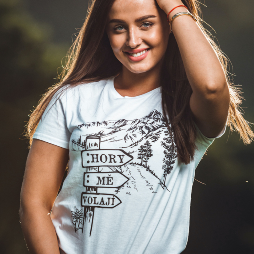 Dámské tričko Hory mě volají cedulka u cesty