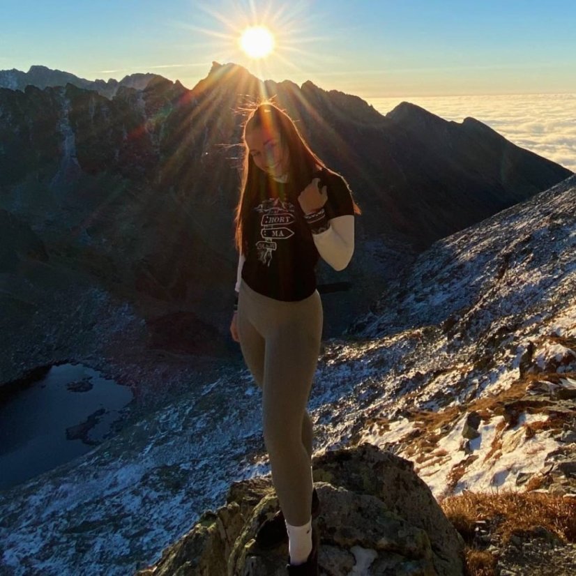 Dámske tričko hory ma volajú ceduľka čierne - Veľkosť: XS, Farby: Čierna