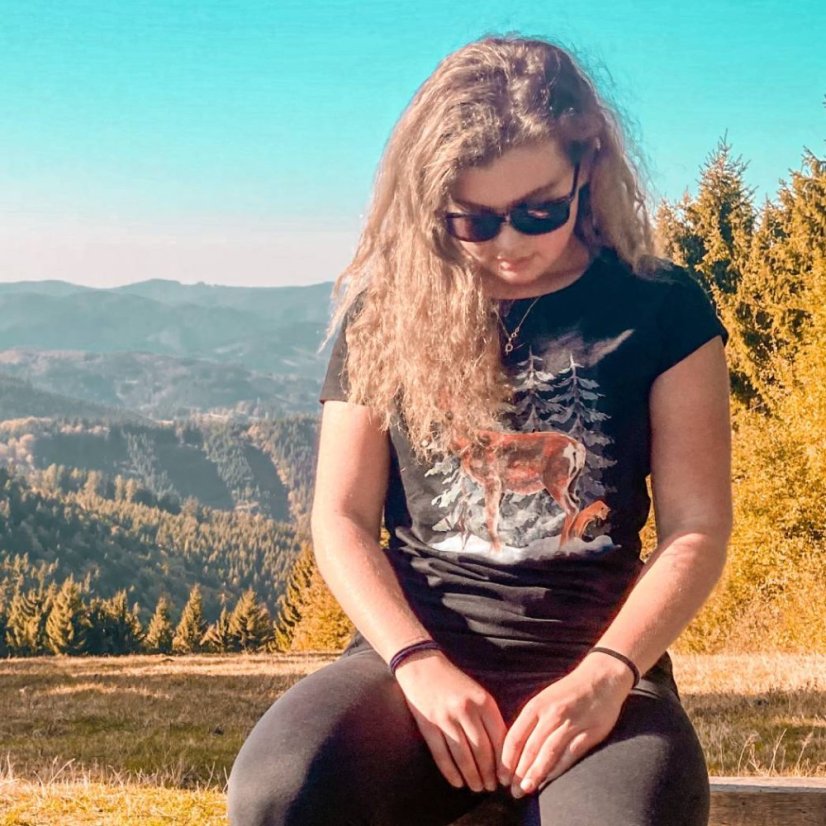 Dámske Bio tričko Pozorujúca laň čierne