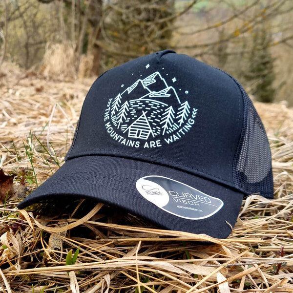 Šiltovka The mountains are waiting, čierna