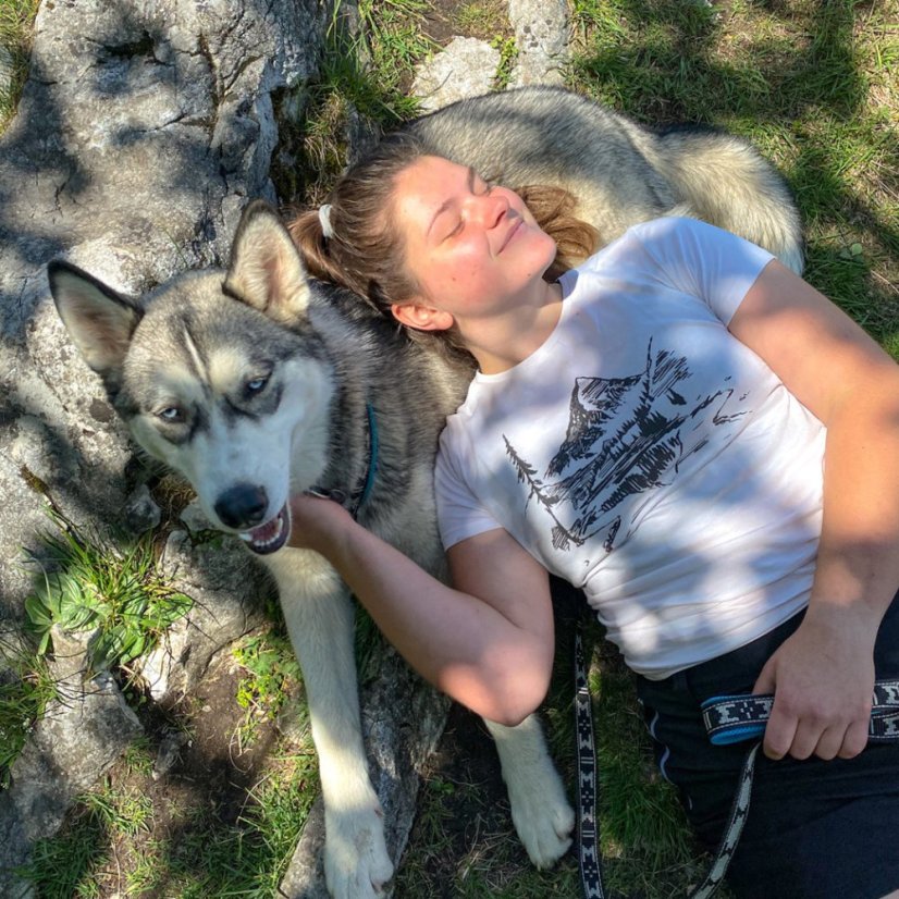 Dámske  tričko hora v pozadí